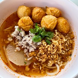 [อร่อยซ่ากับโค้ก] ก๋วยเตี๋ยวลูกชิ้นเต้าหู้หมูทอด ต้มยำ +  โค้ก ออริจินัล (ขวด)