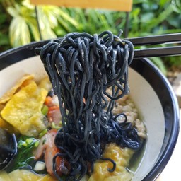 บะหมี่แบนชาโคลแบบใหม่จึ้งจิตจึ้งใจ