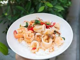 กระเพราปลาหมึกราดข้าว