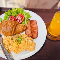 ชุดอาหารเช้า กาแฟดำ& น้ำส้ม เครื่องดื่มสามารถเลือกได้หนึ่งอย่าง