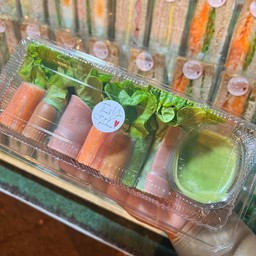 สลัดโรลรวมไส้กรอก+น้ำสลัดครีมซีฟู๊ด