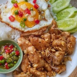 ข้าวไก่ทอดกระเทียม