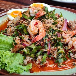 ยำถั่วพลูกุ้งลวกไข่ลาวา