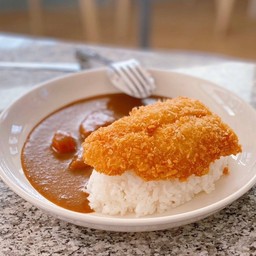 ข้าวแกงกะหรี่ญี่ปุ่น - ปลาชุปเกล็ดขนมปังทอด