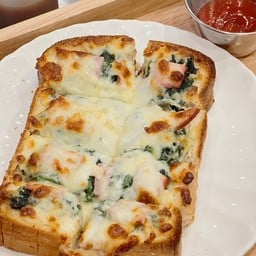 ขนมปังอบหน้าผักโขมแฮมอบชีส