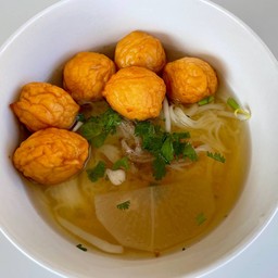 [อร่อยซ่ากับโค้ก] ก๋วยเตี๋ยวลูกชิ้นเต้าหู้หมูทอด น้ำใส +  โค้ก ออริจินัล (ขวด)