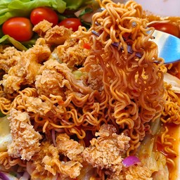 ยำมาม่าไก่กรอบ