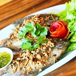 ปลาจาระเม็ดทอดกระเทียม