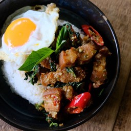 ข้าวผัดกะเพราหมูสามชั้นทอดน้ำปลา -ไข่ดาว