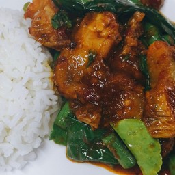 ผัดพริกแกงหมูกรอบ