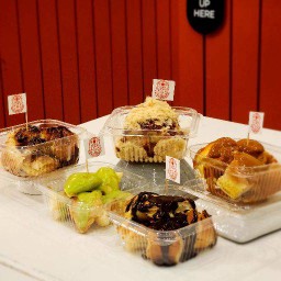 วาสนาผู้ใดน้อ ได้ขนมปัง 6 ก้อน (ราดหน้าแบบฉ่ำๆ ทุกก้อน)