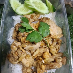 ไก่ผัดกระเทียมพริกไทยราดข้าว