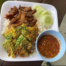 ข้าวหมูทอดไข่ชะอมน้ำพริกกะปิ