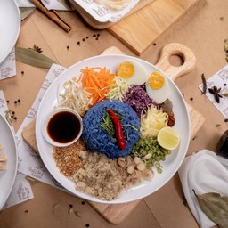 ข้าวยำดอกอัญชัน ไข่ต้ม
