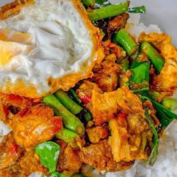 ข้าวผัดพริกแกง