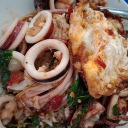 กระเพราปลาหมึกไข่ดาว(ราดข้าว)