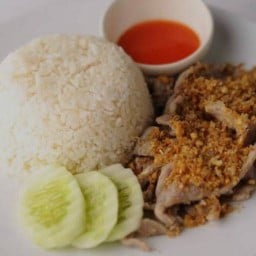 ข้าวราดหมูทอดกระเทียมพริกไทย