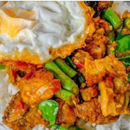 เครื่องแกงหมูกรอบราดข้าว