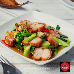 คะน้าหมูกรอบ (กับข้าว)