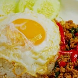 อ้อมใจอาหารจานด่วน(กระเพราหมูสับ ไข่ดาว)