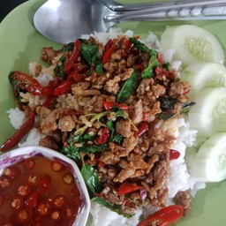 กระเพราเนื้อสับ ไข่ดาว(ราดข้าว)