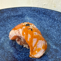 Salmon Aburi Spicy (2pcs) - แซลมอนลนไฟ สไปซี่ คาเยนส์ (2 คำ)