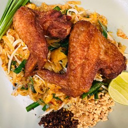 ผัดไทปีกไก่ทอด