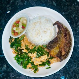 ข้าวราดใบเหลียงผัดไข่ พร้อมปลาดุกแดดเดียว