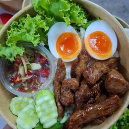 ข้าวหมูทอดไข่ต้มพริกน้ำปลา