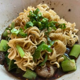 ก๋วยเตี๋ยวเรือหมูเส้นมาม่า