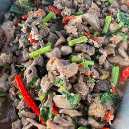 กะเพราเครื่องในไก่