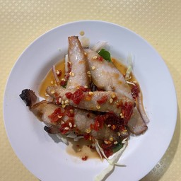 ยำคอหมูย่าง