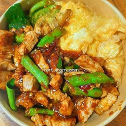 ข้าวสามชั้นผัดพริกแกง