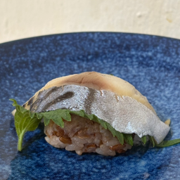 Saba Oba Sushi (2pcs)