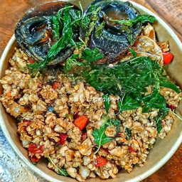 ข้าวหน้ากระเพราไข่เยี่ยวม้า