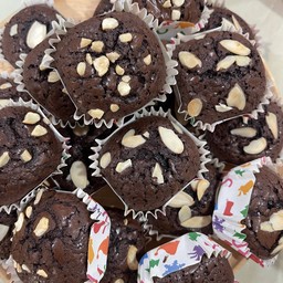 บราวนี่เนื้อหนึบ 4 ชิ้นพร้อมกล่องสวยๆๆ