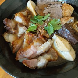 ก๋วยจั๋บหมูกรอบ