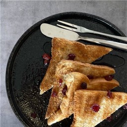 ขนมปังปิ้งธัญพืช ท็อปส์ด้วยเเครนเบอร์รี่ อบแห้ง