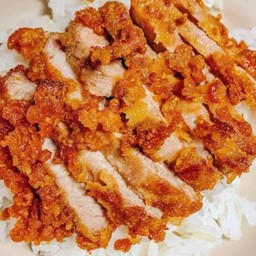 ข้าวหน้าหมูทอด + น้ำจิ้มแจ่ว