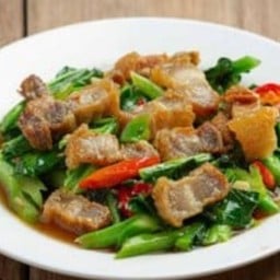 ผัดคะน้าราดข้าว