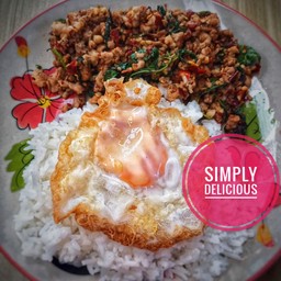 กะเพราหมูบดราดข้าว