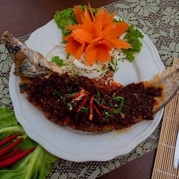 ปลาเนื้ออ่อนราดพริกแกง