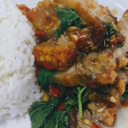 ผัดกะเพราหมูกรอบ