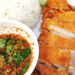 ข้าวไก่ทอด น้ำจิ้มเเจ่ว