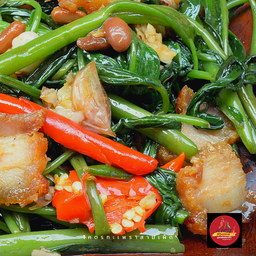 ผัดผักบุ้งไฟแดงหมูกรอบ (กับข้าว)