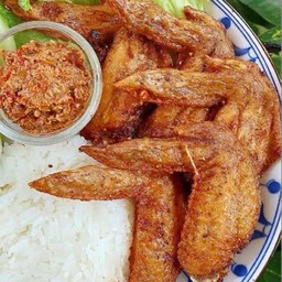 ข้าวหน้าปีกไก่ทอด +น้ำจิ้มแจ่ว