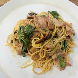 สปาเกตตี้เบคอนผัดพริกแห้ง