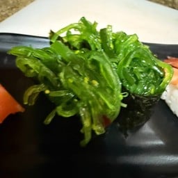 ข้าวปั้นหน้ายำสาหร่าย