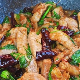 หมูชิ้นผัดโหระพา