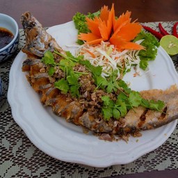ปลาเนื้ออ่อนทอดกระเทียมพริกไทย